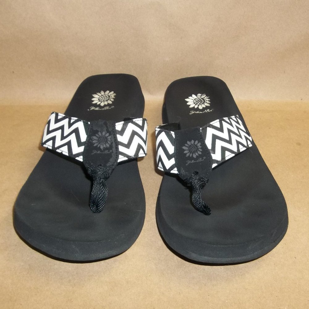 Yellow Box womens sandals Size 9 thong flip flop black & white chevron pattern